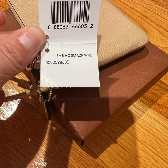 COACH Wristlet Genuine New w/ tags and box. - Picture 5 of 9